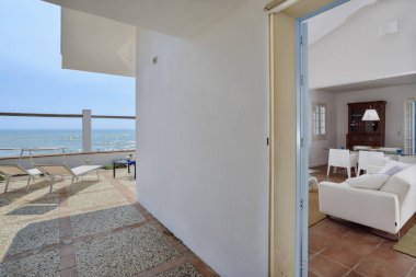 İtalya, Sicilya, MEDITERRAEAN deniz, Torre di Mezzo (Ragusa eyaletinde); 18 Haziran 2018, şezlonglar sahil veranda ve oturma odası özel ev - Editörden