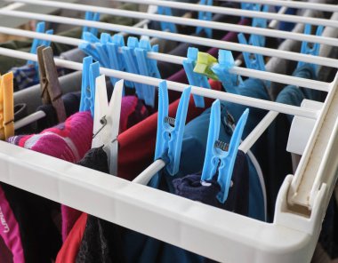 Kurutma askısında çamaşır yıkadım.