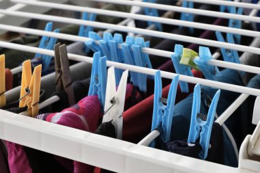 Kurutma askısında çamaşır yıkadım.