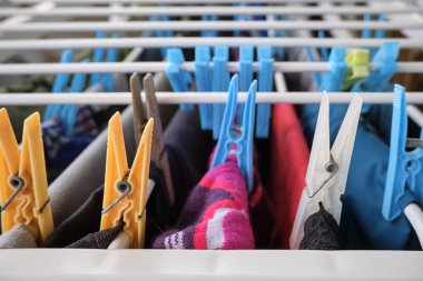 Kurutma askısında çamaşır yıkadım.