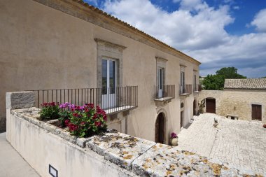 İtalya, Sicilya, Ragusa eyaletinde, kırsal; 11 Mayıs 2018, zarif özel çiftlik, veranda ve cephe - Editörden