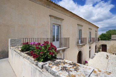 İtalya, Sicilya, Ragusa eyaletinde, kırsal; 11 Mayıs 2018, zarif özel çiftlik, veranda ve cephe - Editörden