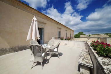 İtalya, Sicilya, Ragusa eyaletinde, kırsal; Sandalye ve masa - yazı işleri ile 11 Mayıs 2018, zarif özel çiftlik, Teras