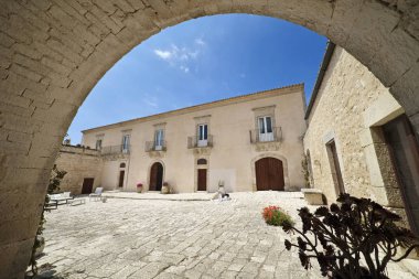 İtalya, Sicilya, Ragusa eyaletinde, kırsal; 11 Mayıs 2018, zarif özel çiftlik, veranda ve cephe - Editörden