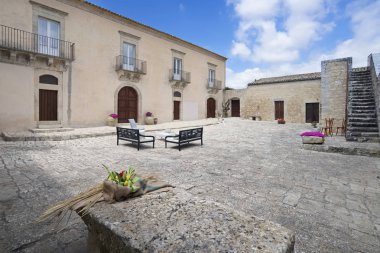 İtalya, Sicilya, Ragusa eyaletinde, kırsal; 11 Mayıs 2018, zarif özel çiftlik, veranda ve cephe - Editörden