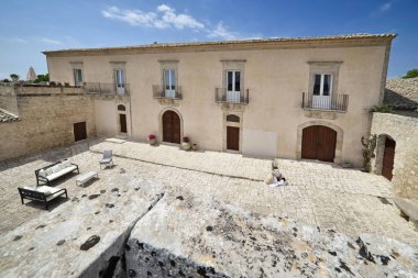 İtalya, Sicilya, Ragusa eyaletinde, kırsal; 11 Mayıs 2018, zarif özel çiftlik, veranda ve cephe - Editörden