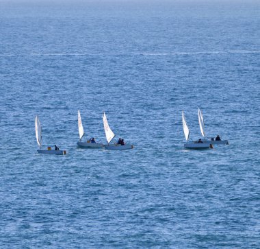 İtalya, Sicilya, Akdeniz, Marina di Ragusa; 9 Şubat 2019, sandallar - editoryal yelken çocuklar