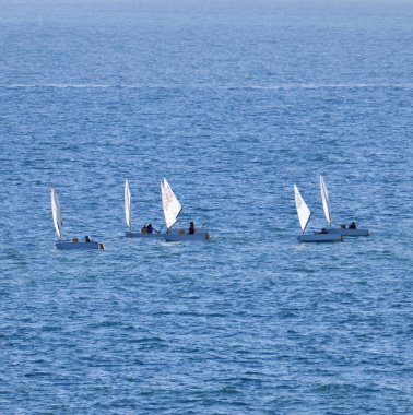 İtalya, Sicilya, Akdeniz, Marina di Ragusa; 9 Şubat 2019, sandallar - editoryal yelken çocuklar