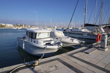 İtalya, Sicilya, Akdeniz, Marina di Ragusa; 9 Şubat 2019, Lüks Yatlar port - Editörden