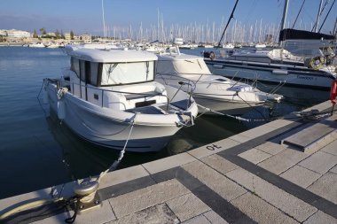 İtalya, Sicilya, Akdeniz, Marina di Ragusa; 9 Şubat 2019, Lüks Yatlar port - Editörden