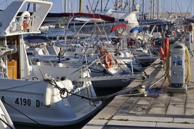 İtalya, Sicilya, Akdeniz, Marina di Ragusa; 9 Şubat 2019, Lüks Yatlar port - Editörden