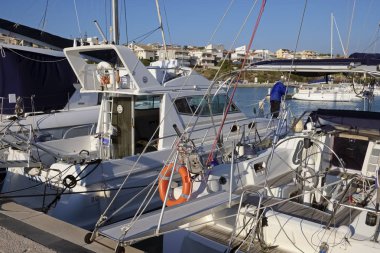 İtalya, Sicilya, Akdeniz, Marina di Ragusa; 9 Şubat 2019, Lüks Yatlar port - Editörden