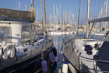 İtalya, Sicilya, Akdeniz, Marina di Ragusa; 9 Şubat 2019, yelkenli tekneler limanda - Editörden