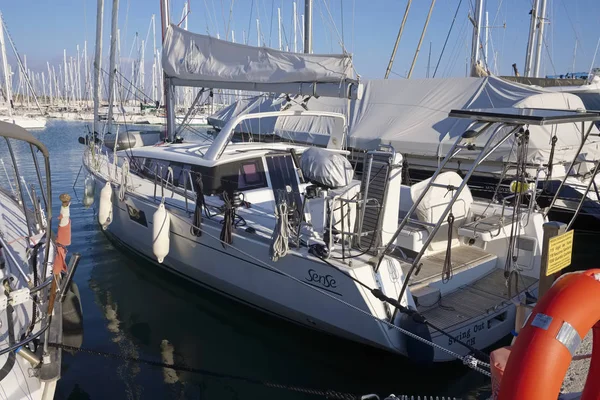 İtalya, Sicilya, Akdeniz, Marina di Ragusa; 9 Şubat 2019, yelkenli tekneler limanda - Editörden