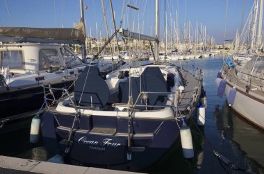 İtalya, Sicilya, Akdeniz, Marina di Ragusa; 9 Şubat 2019, yelkenli tekneler limanda - Editörden