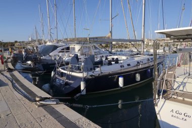 İtalya, Sicilya, Akdeniz, Marina di Ragusa; 9 Şubat 2019, Lüks Yatlar port - Editörden