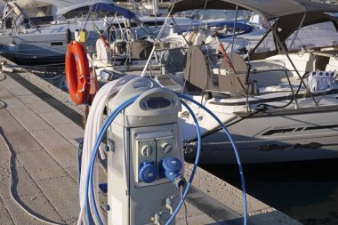 İtalya, Sicilya, Akdeniz, Marina di Ragusa; 9 Şubat 2019, Lüks Yatlar port - Editörden