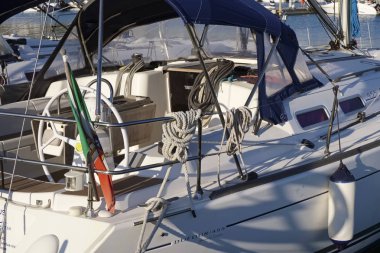 İtalya, Sicilya, Akdeniz, Marina di Ragusa; 9 Şubat 2019, yelkenli tekneler limanda - Editörden