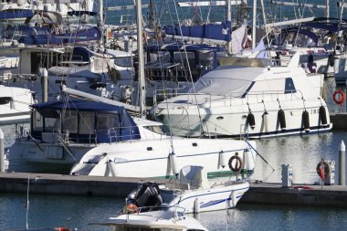 İtalya, Sicilya, Akdeniz, Marina di Ragusa; 12 Şubat 2019, motorlu tekne ve Lüks Yatlar Port - Editörden