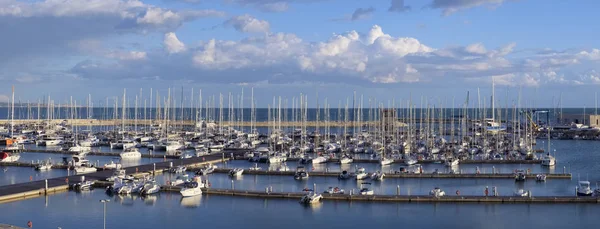 Itália Sicília Mar Mediterrâneo Marina Ragusa Fevereiro 2019 Barcos Motor — Fotografia de Stock