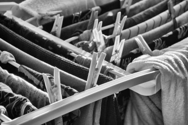 Kurutma askısında çamaşır yıkadım.