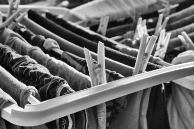 Kurutma askısında çamaşır yıkadım.