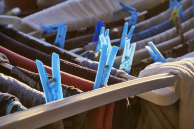 Kurutma askısında çamaşır yıkadım.