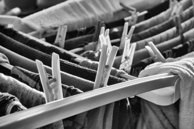 Kurutma askısında çamaşır yıkadım.