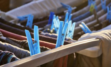 Kurutma askısında çamaşır yıkadım.