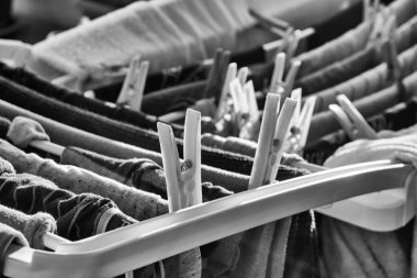 Kurutma askısında çamaşır yıkadım.