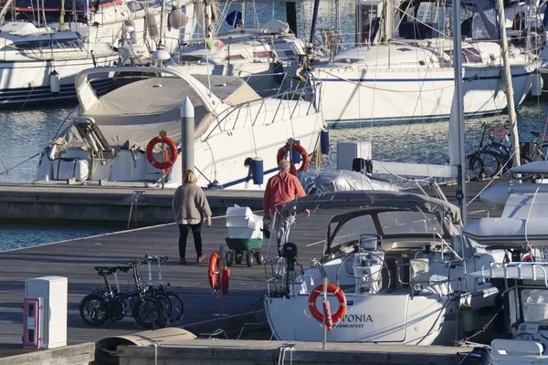 İtalya, Sicilya, Akdeniz, Marina di Ragusa; 13 Şubat 2019, insanlar ve liman - editoryal Lüks Yatlar