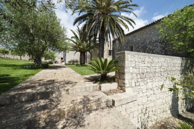 İtalya, Sicilya, Ragusa eyaletinde, kırsal; 11 Mayıs 2018, zarif özel çiftlik, arka bahçe - yazı işleri görüntülemek