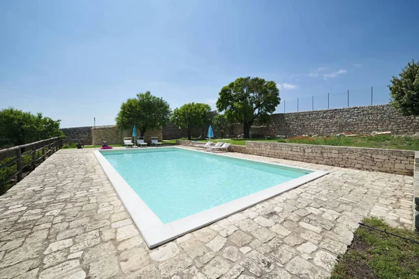 意大利 西西里岛 拉古萨省 2018年5月11日 优雅的私人农舍 花园中的游泳池景观 — 图库照片