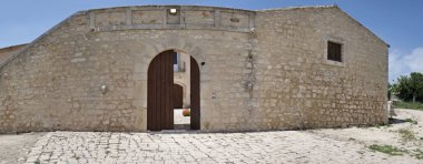 İtalya, Sicilya, Ragusa eyaletinde, kırsal; 11 Mayıs 2018, zarif özel çiftlik, giriş kapısı ve veranda - Editörden