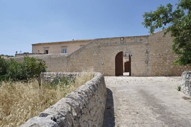 İtalya, Sicilya, Ragusa eyaletinde, kırsal; 11 Mayıs 2018, zarif özel çiftlik, giriş kapısı ve veranda - Editörden