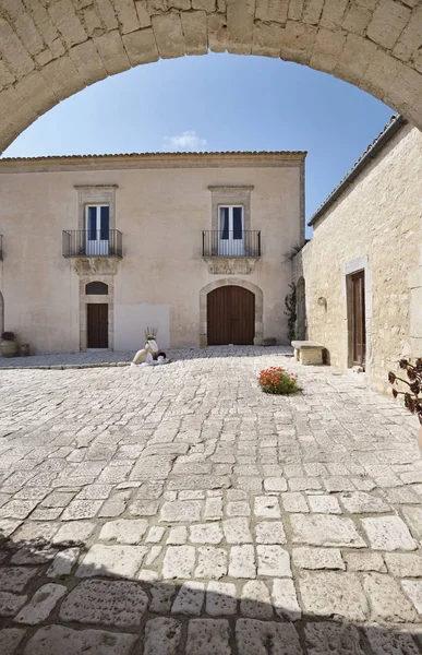 İtalya, Sicilya, Ragusa eyaletinde, kırsal; 11 Mayıs 2018, zarif özel çiftlik, veranda - yazı işleri görüntülemek