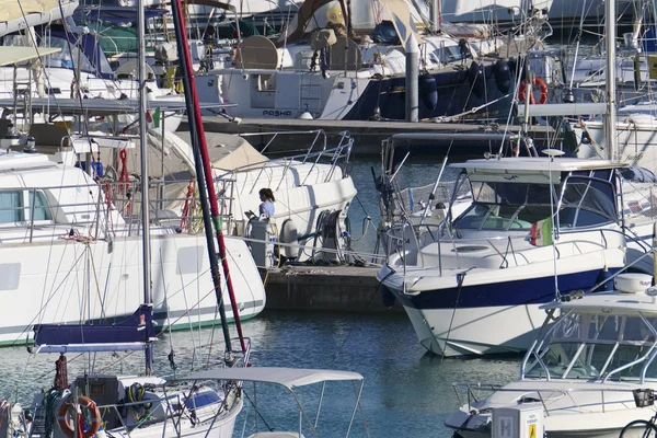 Itália Sicília Mar Mediterrâneo Marina Ragusa Fevereiro 2019 Pessoas Iates — Fotografia de Stock