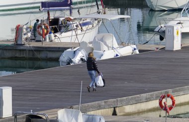 İtalya, Sicilya, Akdeniz, Marina di Ragusa; 16 Şubat 2019, insanlar, tekneler ve Lüks Yatlar Port - Editörden