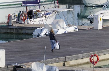 İtalya, Sicilya, Akdeniz, Marina di Ragusa; 16 Şubat 2019, insanlar, tekneler ve Lüks Yatlar Port - Editörden