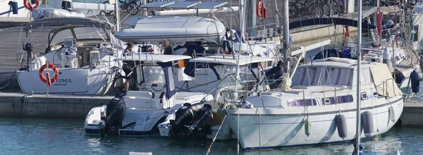 Talya Sicilya Akdeniz Marina Ragusa Şubat 2019 Insanlar Tekneler Lüks — Stok fotoğraf