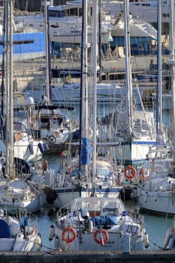 İtalya, Sicilya, Akdeniz, Marina di Ragusa; 19 Şubat 2019, yelkenli tekneler limanda - Editörden