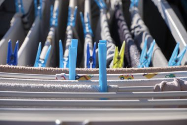 Kurutma askısında çamaşır yıkadım.