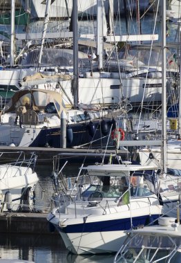 İtalya, Sicilya, Akdeniz, Marina di Ragusa; 20 Şubat 2019, Lüks Yatlar port - Editörden