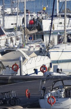 İtalya, Sicilya, Akdeniz, Marina di Ragusa; 20 Şubat 2019, Lüks Yatlar port - Editörden