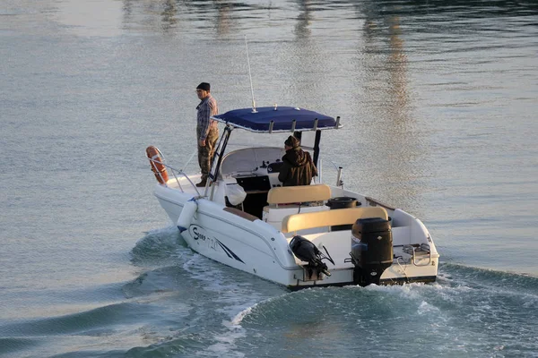 Italien Sizilien Mittelmeer Februar 2019 Menschen Auf Einem Motorboot Hafen — Stockfoto