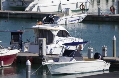 İtalya, Sicilya, Akdeniz, Marina di Ragusa; 21 Şubat 2019, motorlu tekne ve Lüks Yatlar Port - Editörden