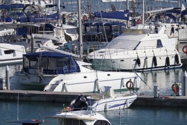 İtalya, Sicilya, Akdeniz, Marina di Ragusa; 21 Şubat 2019, motorlu tekne ve Lüks Yatlar Port - Editörden