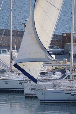 İtalya, Sicilya, Akdeniz, Marina di Ragusa; 21 Şubat 2019, yelkenli tekneler limanda - Editörden