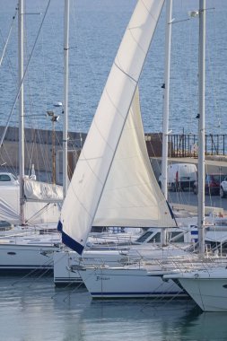 İtalya, Sicilya, Akdeniz, Marina di Ragusa; 21 Şubat 2019, yelkenli tekneler limanda - Editörden