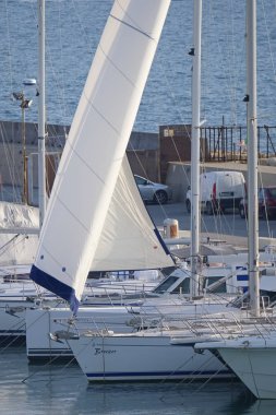 İtalya, Sicilya, Akdeniz, Marina di Ragusa; 21 Şubat 2019, yelkenli tekneler limanda - Editörden